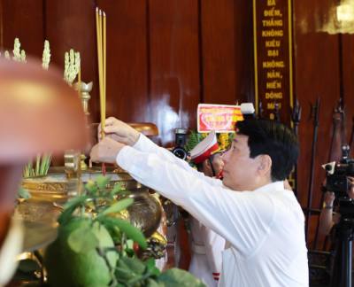 Chủ tịch nước Lương Cường dâng hương tưởng niệm đồng bào, chiến sĩ tại Khu Di tích lịch sử quốc gia Ngã Ba Giồng. Ảnh: Lâm Khánh – TTXVN