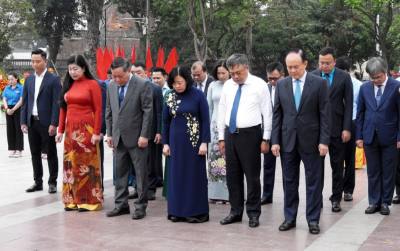 Các đồng chí lãnh đạo thành phố Hà Nội dâng hoa, tưởng nhớ V.I.Lênin tại Tượng đài Lênin. Ảnh: TTXVN phát