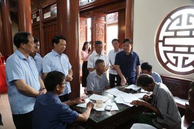 Bí thư Tỉnh ủy Thái Bình Nguyễn Khắc Thận kiểm tra công tác lấy ý kiến cử tri tại xã Phương Công (huyện Quỳnh Phụ). Ảnh: Thu Hoài - TTXVN