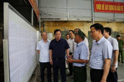 Bí thư Tỉnh ủy Thái Bình Nguyễn Khắc Thận (thứ hai, từ trái sang) kiểm tra công tác lấy ý kiến cử tri tại xã Vũ Hội (huyện Vũ Thư). Ảnh: Thu Hoài - TTXVN