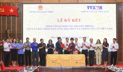 Tổng Giám đốc TTXVN Vũ Việt Trang và Chủ tịch UBND tỉnh Điện Biên Lê Thành Đô bàn giao Biên bản ký kết Hợp tác truyền thông giai đoạn 2025 -2029. Ảnh: Xuân Tư – TTXVN