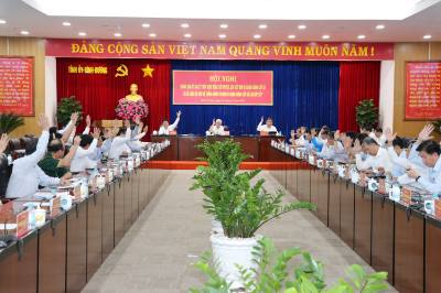 Hội nghị lần thứ 47 Ban Chấp hành Đảng bộ tỉnh Bình Dương khóa XI (nhiệm kỳ 2020–2025) biểu quyết thông qua Đề án sắp xếp phường, xã trên địa bàn tỉnh.  Ảnh: Dương Chí Tưởng-TTXVN