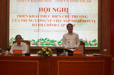 Hội nghị do Bí thư Tỉnh ủy Khánh Hòa Nghiêm Xuân Thành và Bí thư Tỉnh ủy Ninh Thuận Nguyễn Đức Thanh đồng chủ trì. Ảnh: Đặng Tuấn - TTXVN