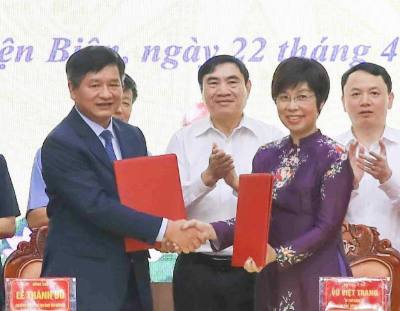 Tổng Giám đốc TTXVN Vũ Việt Trang và Chủ tịch UBND tỉnh Điện Biên Lê Thành Đô bàn giao Biên bản ký kết Hợp tác truyền thông giai đoạn 2025 - 2029. Ảnh: Xuân Tư – TTXVN