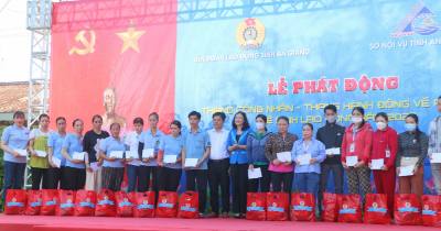 Trao quà cho đoàn viên, người lao động có hoàn cảnh khó khăn bị bệnh hiểm nghèo, tai nạn lao động, bệnh nghề nghiệp. Ảnh: Công Mạo-TTXVN