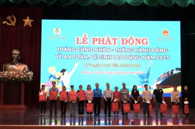 Trao quà cho các công đoàn viên, người lao động có hoàn cảnh khó khăn. Ảnh: TTXVN phát