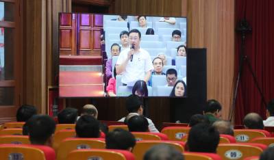 Cử tri quận Ngô Quyền phát biểu thông qua hình thức trực tuyến. Ảnh: Minh Thu - TTXVN