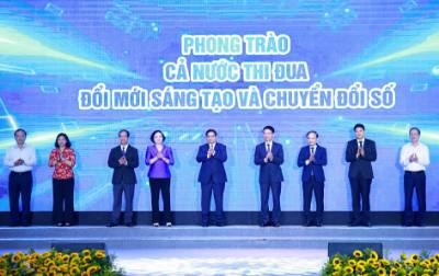 Thủ tướng Phạm Minh Chính và các đại biểu phát động Phong trào “Cả nước thi đua đổi mới sáng tạo và chuyển đổi số”. Ảnh: Dương Giang-TTXVN