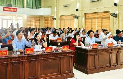 Các đại biểu biểu quyết thông qua Tờ trình về sắp xếp đơn vị hành chính cấp xã và chủ trương hợp nhất tỉnh Quảng Bình với tỉnh Quảng Trị. Ảnh: Nguyên Linh-TTXVN