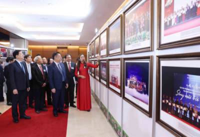 Đại biểu tham quan triển lãm ''Thành tựu 50 năm nền văn học, nghệ thuật Việt Nam''. Ảnh: Phương Hoa - TTXVN