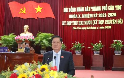 Ông Phạm Văn Hiểu, Phó Bí thư Thường trực Thành ủy, Chủ tịch HĐND thành phố Cần Thơ, phát biểu khai mạc kỳ họp. Ảnh: Ngọc Thiện - TTXVN