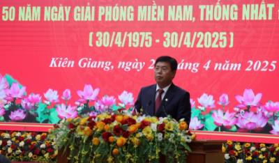 Bí thư Tỉnh ủy Kiên Giang Nguyễn Tiến Hải ôn lại truyền thống lịch sử, chiến đấu kiên cường của quân - dân địa phương, góp phần cùng cả nước làm nên Đại thắng lịch sử mùa Xuân 1975. Ảnh: Lê Huy Hải - TTXVN