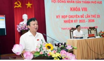 Bí thư Thành ủy, Chủ tịch HĐND thành phố Huế Lê Trường Lưu phát biểu tại kỳ họp. Ảnh: Đỗ Trưởng - TTXVN