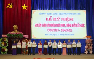 Khen thưởng các tập thể tiêu biểu, xuất sắc có nhiều đóng góp cho sự phát triển của tỉnh sau 50 năm giải phóng đất nước. Ảnh: Chanh Đa-TTXVN