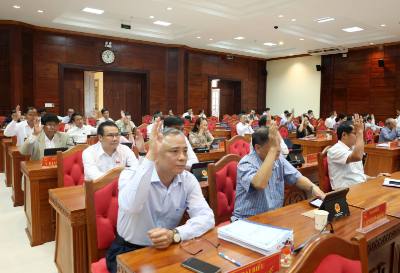 Đại biểu thông qua dự thảo Nghị quyết tại Kỳ họp. Ảnh: Hoài Thu – TTXVN