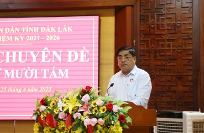 Thừa ủy quyền, Giám đốc Sở Tài chính tỉnh Đắk Lắk Võ Ngọc Tuyên trình bày Tờ trình và các dự thảo Nghị quyết liên quan đến ngân sách, đầu tư công. Ảnh: Hoài Thu – TTXVN