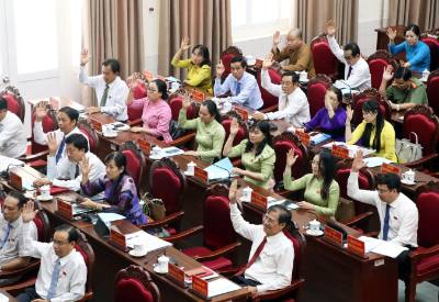 Đại biểu tham gia biểu quyết tại kỳ họp. Ảnh: Phạm Minh Tuấn-TTXVN