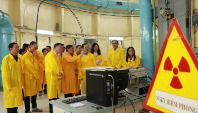 Các đại biểu tham quan Lò phản ứng hạt nhân tại Viện Nghiên cứu hạt nhân (thành phố Đà Lạt, Lâm Đồng). Ảnh: Nguyễn Dũng - TTXVN 
