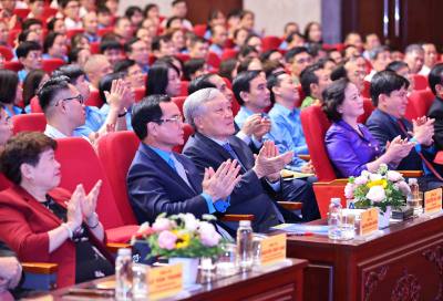 Đồng chí Nguyễn Hòa Bình, Ủy viên Bộ Chính trị, Phó Thủ tướng Thường trực Chính phủ và các đại biểu dự buổi lễ. Ảnh: Minh Đức – TTXVN
