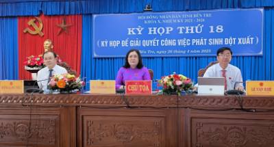 Chủ tọa tại kỳ họp. Ảnh: Huỳnh Phúc Hậu - TTXVN