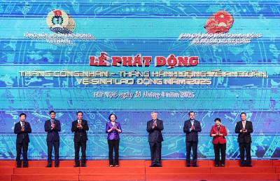 Các đại biểu thực hiện nghi thức phát động. Ảnh: Minh Đức – TTXVN