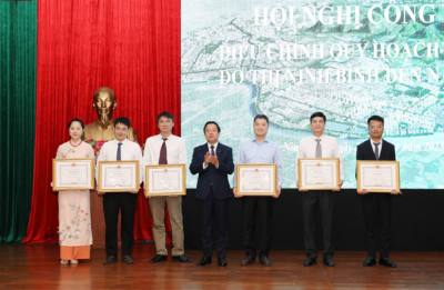 Các tập thể, cá nhân được nhận Bằng khen của Chủ tịch UBND tỉnh Ninh Bình. Ảnh: Đức Phương - TTXVN