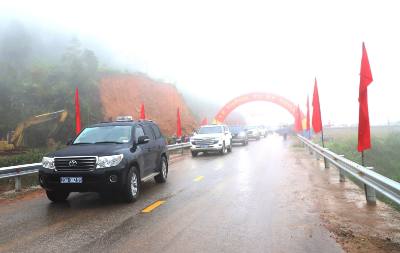 Các phương tiên thông xe kỹ thuật công trình ĐT.177. Ảnh: Kim Tiến/TTXVN phát