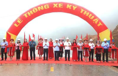 Bí thư Tỉnh ủy Hà Giang Hầu A Lềnh và các đồng chí lãnh đạo tỉnh cắt băng thông xe kỹ thuật công trình ĐT.177. Ảnh: Kim Tiến/TTXVN phát