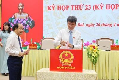 Bí thư Tỉnh ủy Yên Bái Trần Huy Tuấn bỏ phiếu bầu bổ sung chức danh Ủy viên Ủy ban nhân dân tỉnh Yên Bái khoá XIX, nhiệm kỳ 2021 - 2026. Ảnh: TTXVN phát