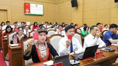 Đại biểu HĐND tỉnh Yên Bái biểu quyết thông qua Nghị quyết tại Kỳ họp. Ảnh: TTXVN phát