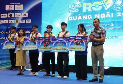 Ban tổ chức trao giải thưởng Sáng tạo cho 4 đội thi. Ảnh: Đinh Hương - TTXVN
