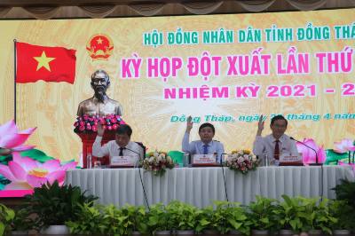 Chủ toạn biểu quyết tại Kỳ họp đột xuất HĐND tỉnh Đồng Tháp lần thứ mười bốn. Ảnh: Nguyễn Văn Trí - TTXVN