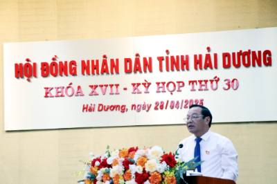 Phó Bí thư thường trực Tỉnh ủy, Chủ tịch HĐND tỉnh Hải Dương Lê Văn Hiệu phát biểu tại kỳ họp. Ảnh: Mạnh Tú - TTXVN