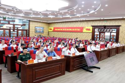 Các đại biểu biểu quyết thông qua các Nghị quyết. Ảnh: Mạnh Tú - TTXVN