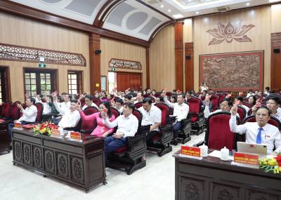 Các đại biểu biểu quyết thông qua Nghị quyết của kỳ họp. Ảnh: Thanh Tuấn - TTXVN