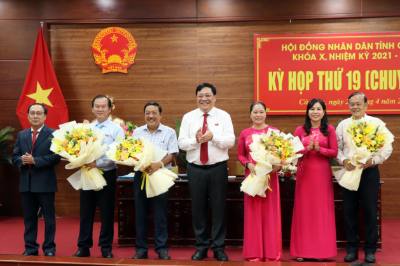 Phó Bí thư Tỉnh ủy, Chủ tịch UBND tỉnh Cà Mau Phạm Thành Ngại cùng lãnh đạo HĐND tỉnh tặng hoa chúc mừng bà Nguyễn Thu Tư, Giám đốc Sở Dân tộc và Tôn giáo tỉnh (thứ 3, bên phải) vừa được bầu giữ chức danh Ủy viên UBND tỉnh, nhiệm kỳ 2021 - 2026 và các Ủy viên Ủy ban UBND tỉnh vừa được miễn nhiệm tại Kỳ họp. Ảnh: Kim Há - TTXVN