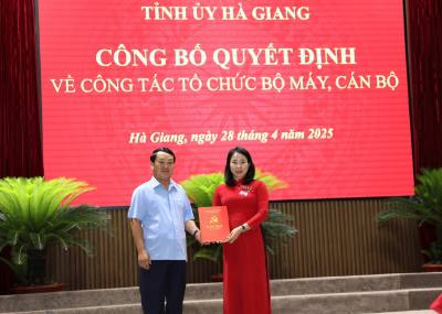 Bí thư Tỉnh ủy Hà Giang Hầu A Lềnh trao Quyết định bổ nhiệm đồng chí Hoàng Thị Hằng, Phó Trưởng Ban Tuyên giáo và Dân vận Tỉnh ủy Hà Giang. Ảnh: Minh Tâm - TTXVN