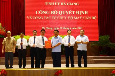 Bí thư Tỉnh ủy Hà Giang Hầu A Lềnh trao Quyết định cho đồng chí Nguyễn Trung Thu, Ủy viên Ban Chấp hành Đảng bộ tỉnh, Tổng Biên tập Báo Hà Giang. Ảnh: Minh Tâm - TTXVN