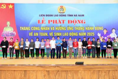 Ban tổ chức trao 250 suất quà cho đoàn viên công đoàn và công nhân viên có hoàn cảnh khó khăn. Ảnh: Đại Nghĩa - TTXVN
