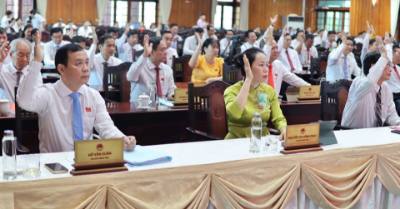 Các đại biểu HĐND tỉnh nhất trí thông qua các Nghị quyết tại Kỳ họp. Ảnh: thanh Bình - TTXVN
