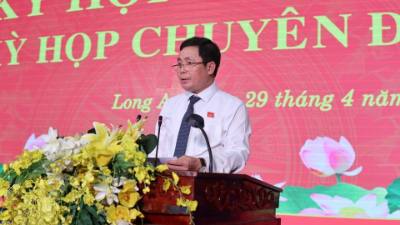 Ông Mai Văn Nhiều, Phó Chủ tịch thường trực HĐND tỉnh Long An, phát biểu tại Kỳ họp. Ảnh: Thanh Bình - TTXVN