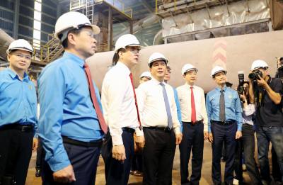 Bộ trưởng Bộ Công thương Nguyễn Hồng Diên và Chủ tịch Tổng liên đoàn Lao động Việt Nam Nguyễn Đình Khang tham quan dây chuyền sản xuất phân bón tại Công ty Supe Lâm Thao. Ảnh: Tạ Toàn – TTXVN