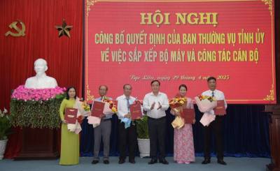 Phó Bí thư thường trực Tỉnh ủy Bạc Liêu Huỳnh Quốc Việt trao các quyết định cho Ban lãnh đạo Báo và Đài Phát thanh-Truyền hình Bạc Liêu. Ảnh: TTXVN phát