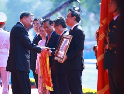 Tổng Bí thư Tô Lâm, thay mặt lãnh đạo Đảng, Nhà nước trao tặng danh hiệu “Anh hùng Lao động” cho Đảng bộ, Chính quyền và Nhân dân Thành phố Hồ Chí Minh. Ảnh: TTXVN