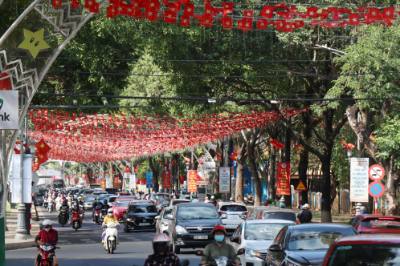 Cờ đỏ sao vàng tung bay từ các buôn làng đến các đô thị Đắk Lắk thể hiện tinh thần yêu nước, niềm tự hào dân tộc trong ngày lễ kỷ niệm. Ảnh: Tuấn Anh – TTXVN 