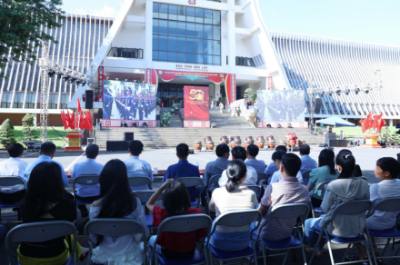 Cán bộ, đảng viên, nhân dân theo dõi Lễ kỷ niệm 50 năm Ngày Giải phóng miền Nam, thống nhất đất nước qua màn hình tại Bảo tàng Đắk Lắk. Ảnh: Hoài Thu – TTXVN