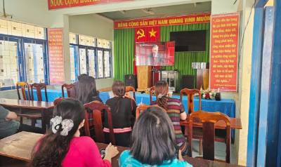 Tại xã Ea Hiu, huyện Krông Pắc (Đắk Lắk), từ sáng sớm, bà con tập trung tại trụ sở UBND xã để cùng theo dõi Lễ kỷ niệm 50 năm Ngày Giải phóng miền Nam, thống nhất đất nước qua màn hình. Ảnh: TTXVN phát