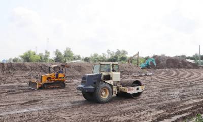 Phương tiện triển khai thi công tại nút giao An Thái Trung. Ảnh: Minh Trí - TTXVN