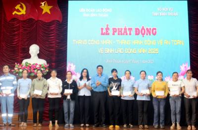 Ban tổ chức trao tặng 50 suất quà cho đoàn viên, công nhân lao động có hoàn cảnh khó khăn. Ảnh: Hồng Hiếu - TTXVN