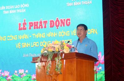 Chủ tịch Liên đoàn Lao động tỉnh Đỗ Hữu Quy phát biểu tại buổi lễ. Ảnh: Hồng Hiếu- TTXVN